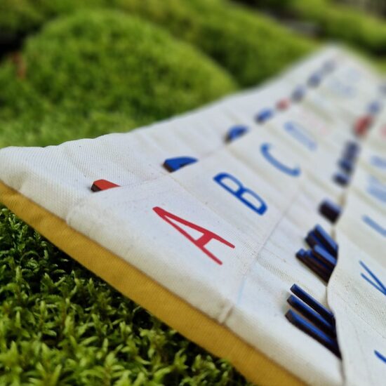 Montessori auduma organizators kustīgajam alfabētam